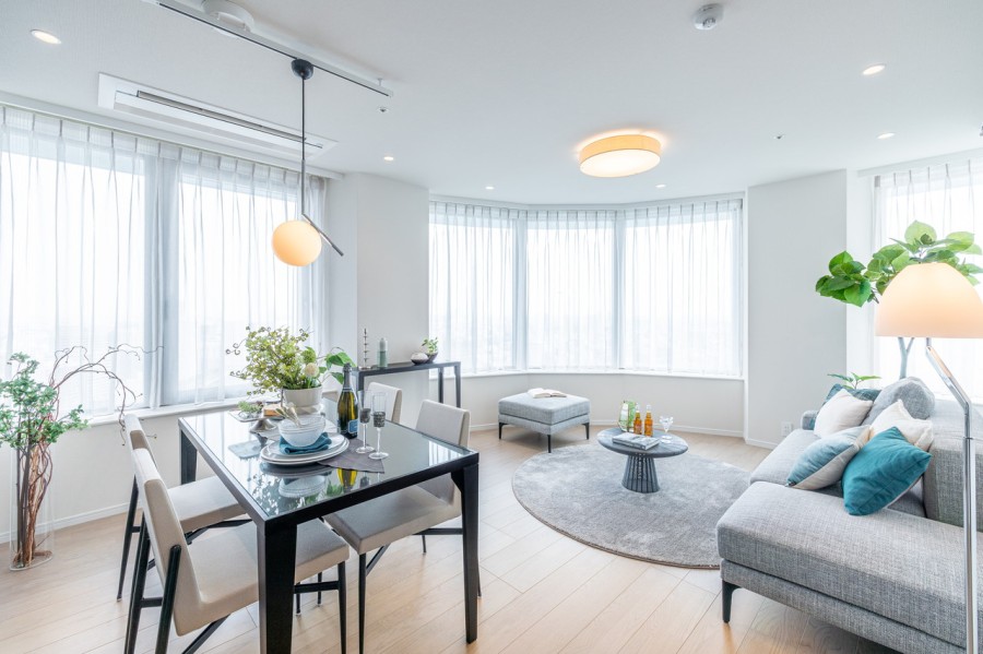 カーテンの向こうから心地よい光が差し込み、家族団欒のひとときをより快適な空間へと演出します。都心の生活から安らぎの暮らしを深めることが叶う住まいです。