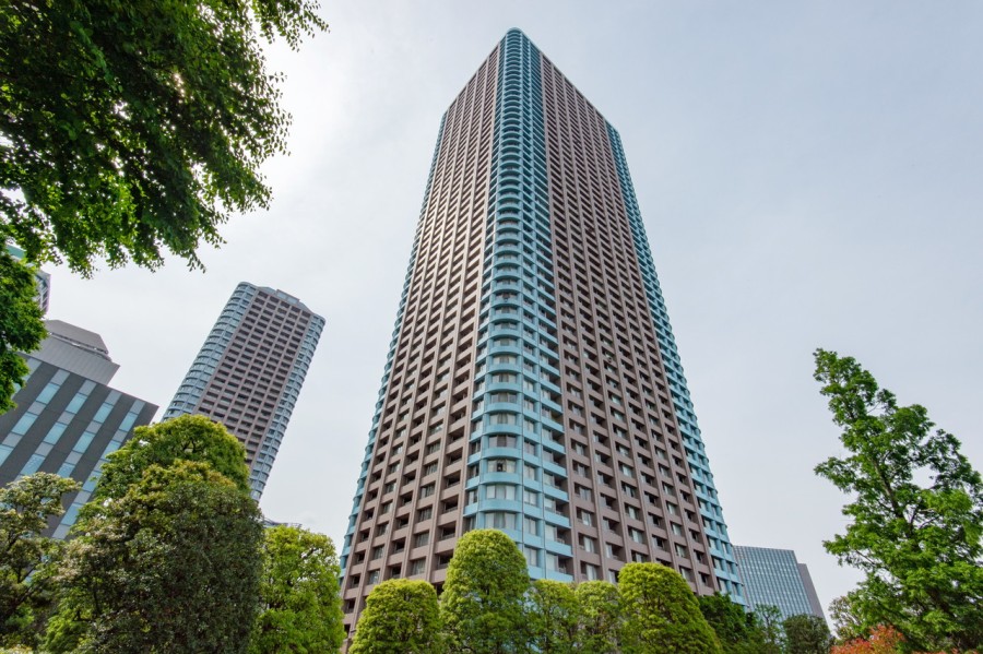 東京駅から2km圏内！「リバーシテイ21地区」最北端に聳え立つ、隅田川と公園の緑に囲まれた立地です。2000年グッドデザイン賞受賞の大規模タワーマンションです。