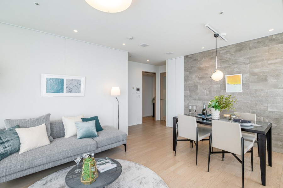 室内の空気清浄効果を持つ壁材、エコカラットを使用。洗練された上質で気品あふれる居住空間です。めいっぱいの開放感を手中に、穏やかな空気が流れるお部屋です。