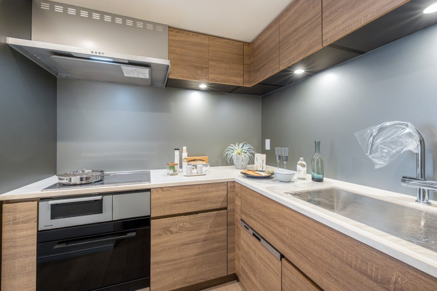 田中工藝製システムキッチンを新規設置しました。美しい面材やスタイリッシュな水栓金具を組み合わせたオリジナルキッチンです。