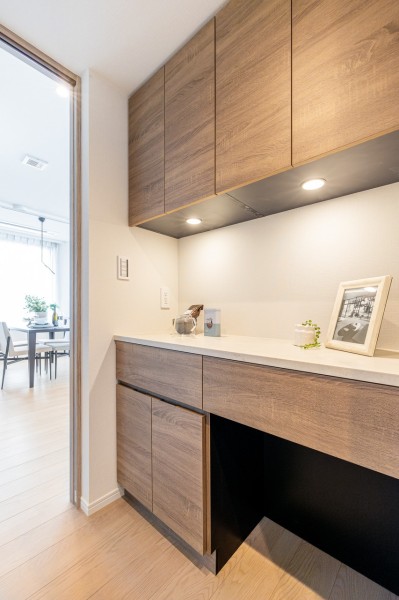 キッチンには収納豊富でカウンタースペースも広いカップボードを設置しました。間接照明がよりいっそう上質空間を創り出す気品溢れるキッチンです。