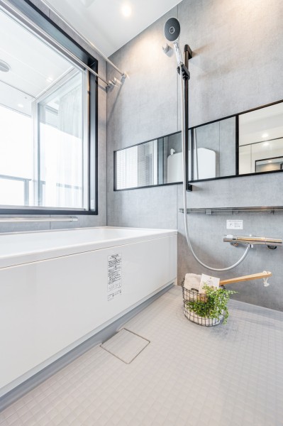 贅沢な大きさの窓があるバスルームは、ゆったりとおくつろぎいただける癒しの空間です。くつろぎのリラクゼーションタイムを心行くまでお楽しみいただけます。