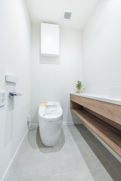 レストルームには洗練されたお部屋にぴったりなスタイリッシュなタンクレストイレが設置されています。手洗い場や収納に便利なカウンターも備え付けです。