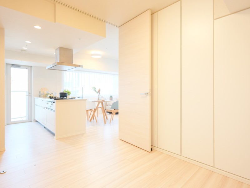 こちらもリビングに隣接する洋室2です。リビングの光を取り込み、のびのびとお過ごしいただけるお部屋です