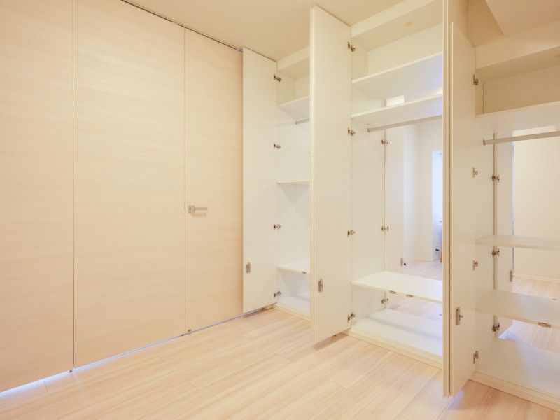 洋室2には収納豊富なクローゼットが備え付け。かさばりやすいアウターなど、たっぷり収納できそうです♪