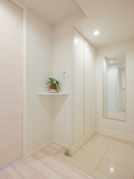 シューズボックス付きの明るい玄関です。大切なご家族の「ただいま」「おかえり」が行き交う心温まる空間です。