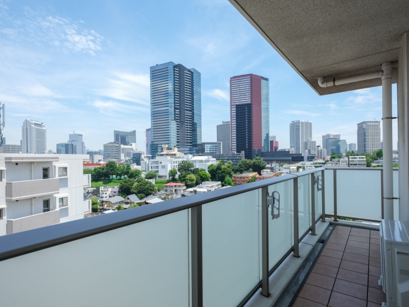 ほっと一息つける開放的なバルコニーです。暮らしの中で大切な光と風を感じ、洗練された暮らしを実現できます。