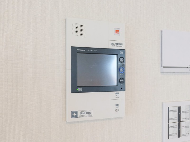 ◆TVモニター付インターホン◆訪ねてきた相手をモニター越しに確認でき、防犯対策に役立ちます。インターホン越しに話をすることが可能です。