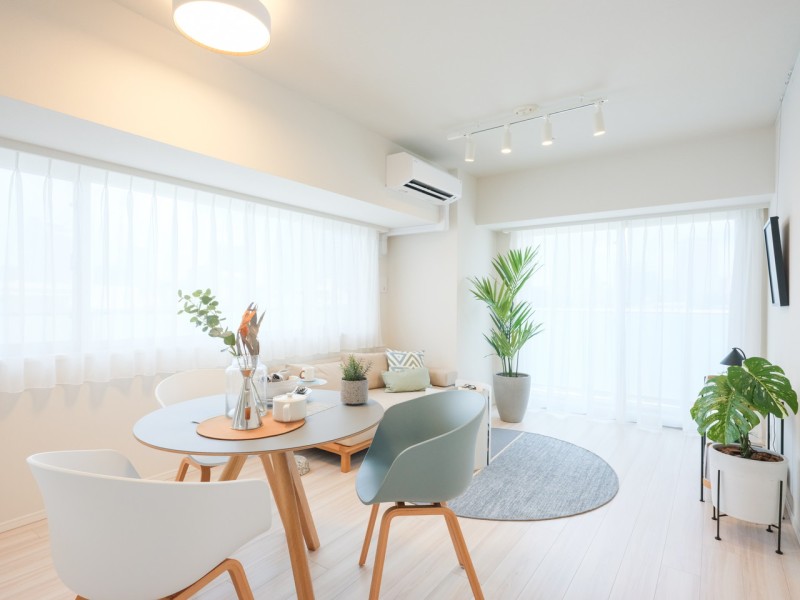 二面採光でたっぷりの光が差し込む開放的なリビングです。リュクスな暮らしが叶うリビングはナチュラルな木の温もりを味わえるお部屋です。