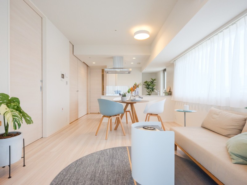 リビングには床暖房が敷設されています。大切なペットも一緒に、ご家族みなさんが一年中快適にお過ごしいただけます。