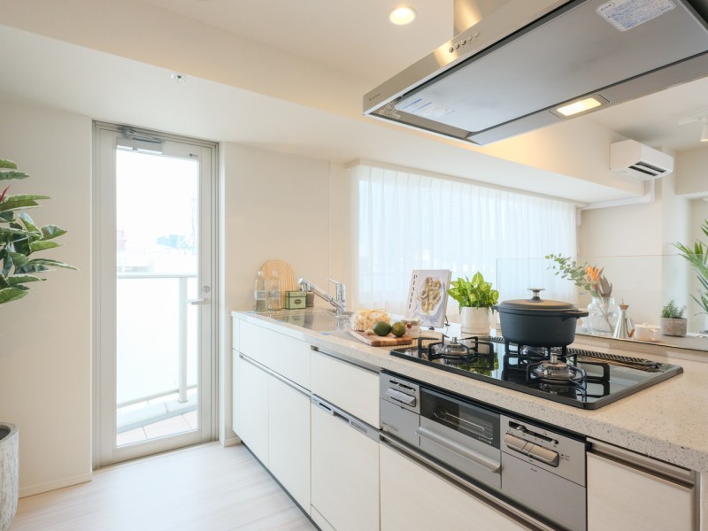 リビングにいるご家族とのコミュニケーションがはずむ開放的なオープンキッチンです。キッチン横手の扉はバルコニーへとつながっているため、採光性や換気も良好です。