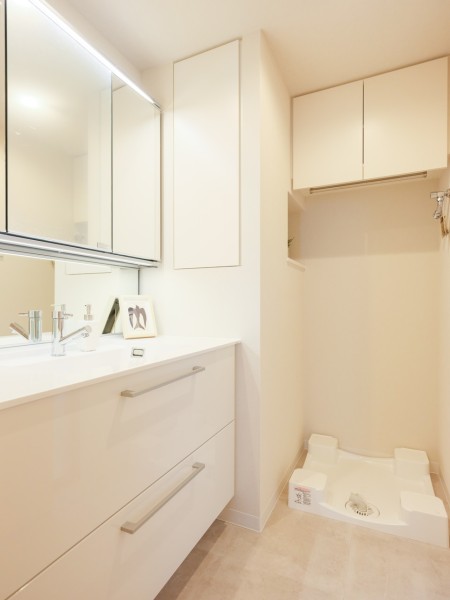 身支度の時間をも快適に彩る、美しく空間に溶け込む洗面化粧台です。三面鏡裏や足元の収納など使いやすさも兼ね備えています。