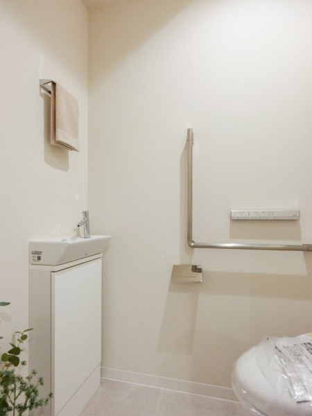 レストルームには洗練されたお部屋にぴったりなスタイリッシュなタンクレストイレが設置されています。手洗い場も備え付けです。