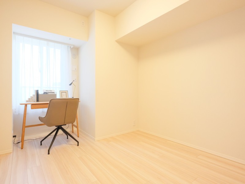 リビングと引き戸で隣接する洋室1です。主寝室としてはもちろん、勉強や読書など落ち着いて作業したいときのワークスペースにもぴったりです。