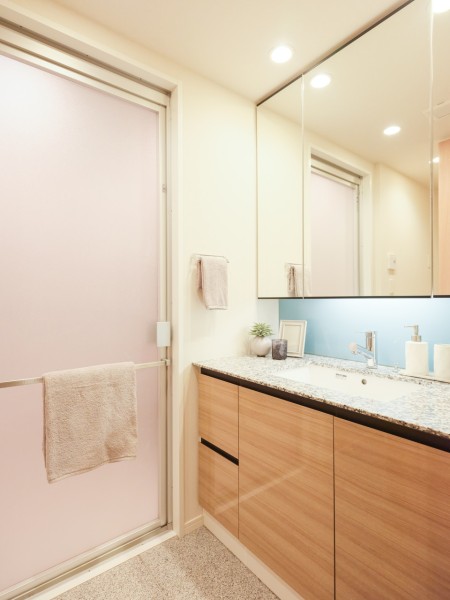 ゆとりのある洗面化粧台は大きな鏡が印象的なラグジュアリーな空間です。豊かな洗面空間での暮らしを、毎日お楽しみいただけます