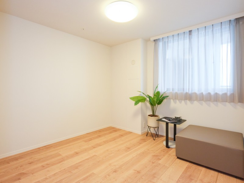 洋室1は穏やかな自然光が注がれます。心地よい素材感を活かし、ぬくもりが感じられるナチュラルテイストな住空間です。