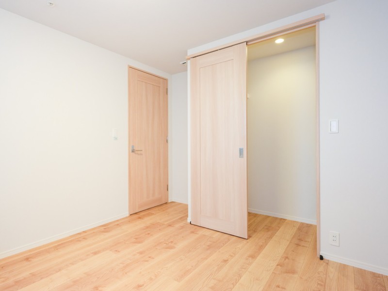 洋室1には、約1.1帖のウォークインクローゼットがあります。居室スペースを広々とお使いいただけるので、主寝室にぴったりです。