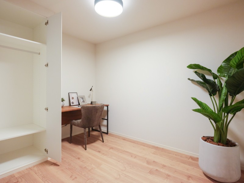 リビングに隣接しながらも、プライベート性の高い洋室2です。クローゼットがついていますので、お部屋をスッキリとお使いいただけます。