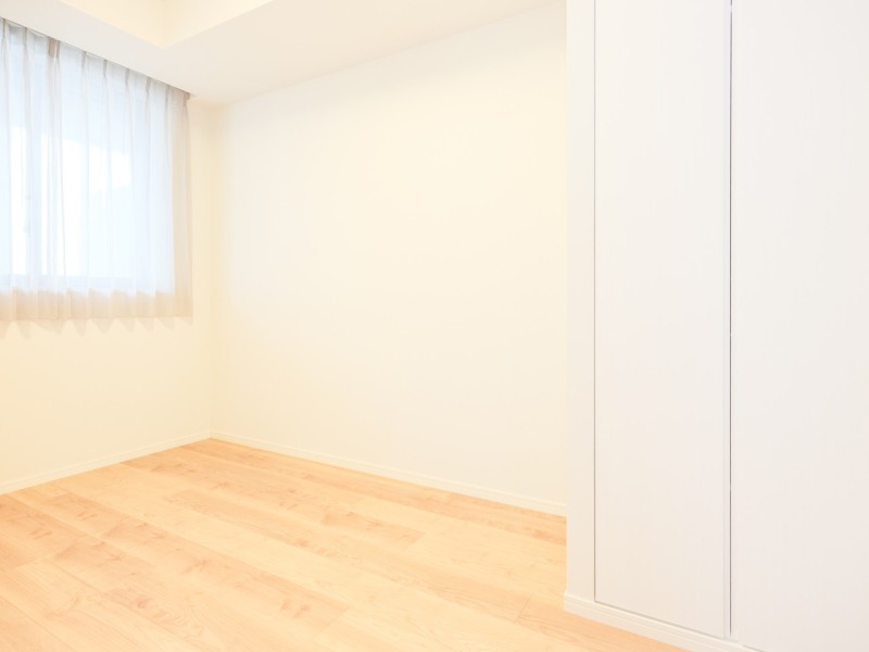 洋室3にも明るい自然光が注がれます。コンパクトなお部屋なので、勉強や読書など落ち着いて作業したいときのワークスペースにぴったりです