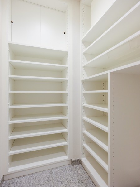 豊富な棚付きで、靴やブーツなどをたっぶり収納できるシューズインクローゼットです。
