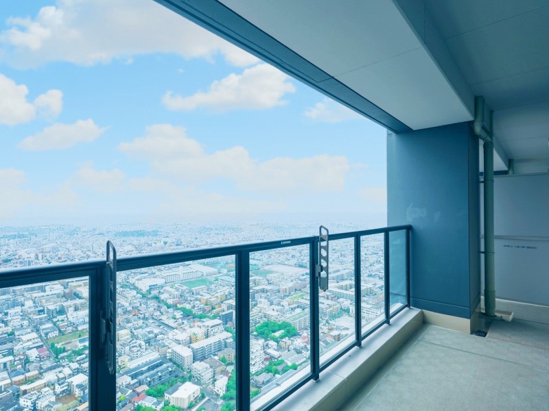 南向きで採光の取れたバルコニーです。爽やかな風が感じられるリフレッシュにぴったりな空間です。