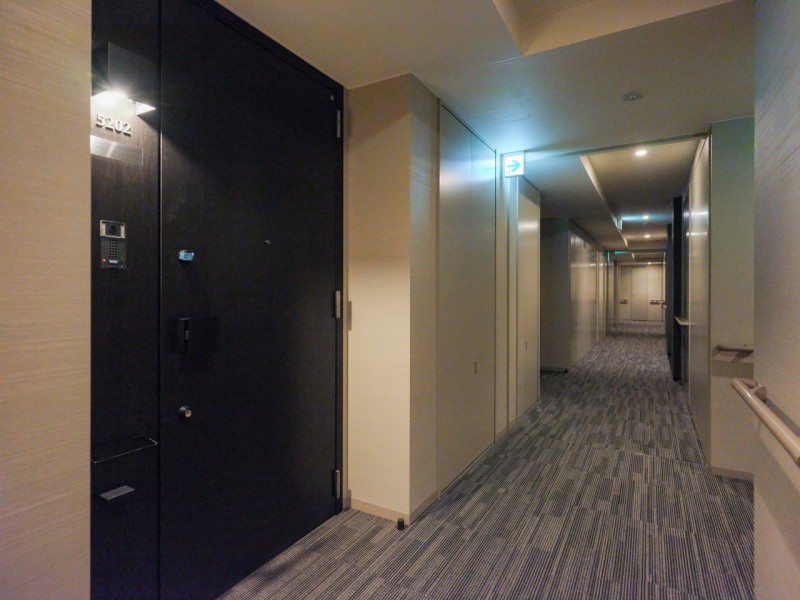 高級感がありホテルライクな内廊下です。玄関扉の前にも奥行きがあり、プライバシーを守りやすいため安心してお住まいいただけます。
