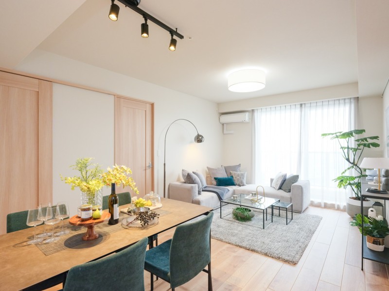 窓からたっぷりと自然光が注がれるリビングダイニングです。心地よい時間が流れるお部屋は、毎日が忙しいあなたもほっと一息つける安らぎの空間です。