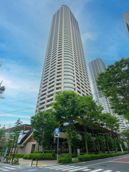 2018年築、53階建ての超高層タワーマンションです。ゲストルームやフィットネスルームなど、総戸数613戸の大規模ならではの充実したファシリティで、日常を豊かにお送りいただけます。