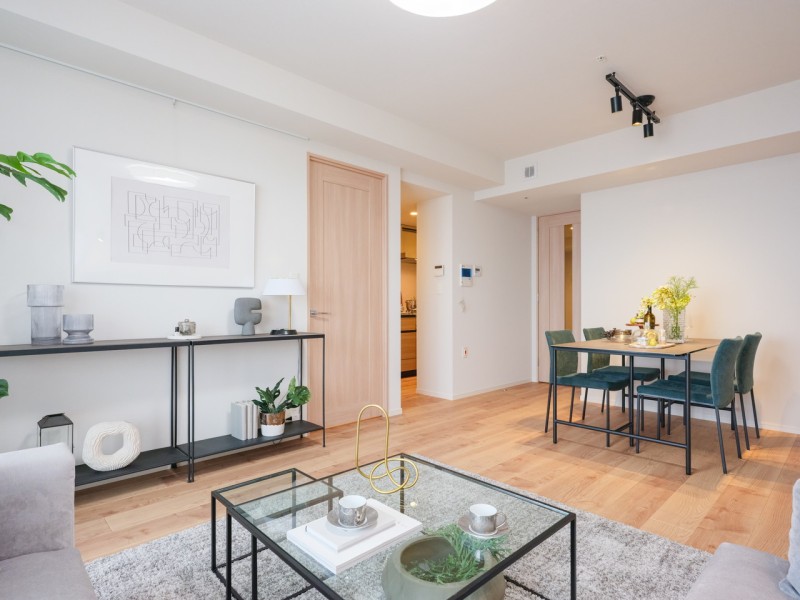 内装は木のぬくもりを感じるフローリングを採用、どんなインテリアをも受け止める柔軟性が魅力の仕上がりです。⑤リビングダイニングが独立しているので、お客様にプライベートな空間を見られずに済み、パーソナルスペースを確保できるのが嬉しいポイントです。