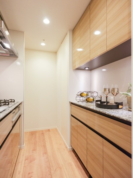 背面にはキッチンとお揃いのカップボードがあり、収納や作業スペースが豊富です。