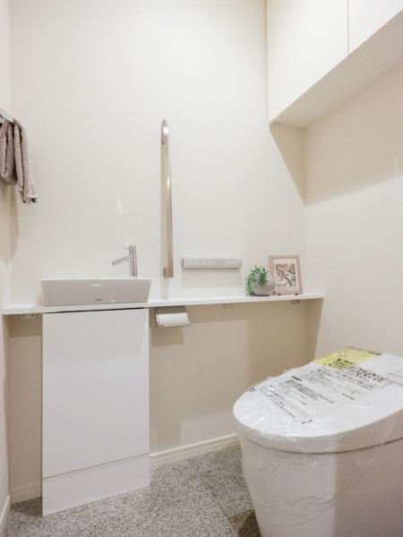 レストルームには洗練されたお部屋にぴったりなスタイリッシュなタンクレストイレが設置されています。手洗い場や収納に便利なカウンターも備え付けです。