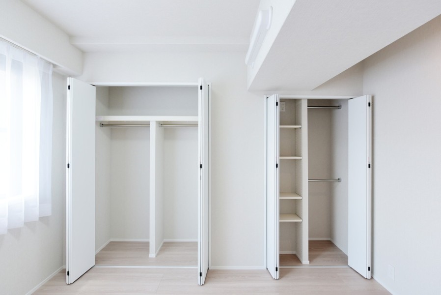 洋室1にはハンガーパイプに枕棚、棚板を設置したクローゼットを2か所設置しました。毎日使うお気に入りの衣類や小物類をすっきりと整頓でき、お部屋を綺麗に保つことができます。