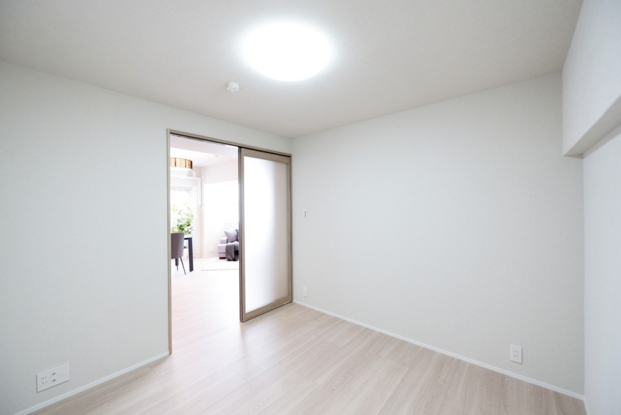 洋室2（約5.7帖）は、リビング隣接なので扉を開放して拡張リビングとしても使用出来ます。ガラス扉を採用しており、プライバシーを確保しながら明るい光を取り入れます。