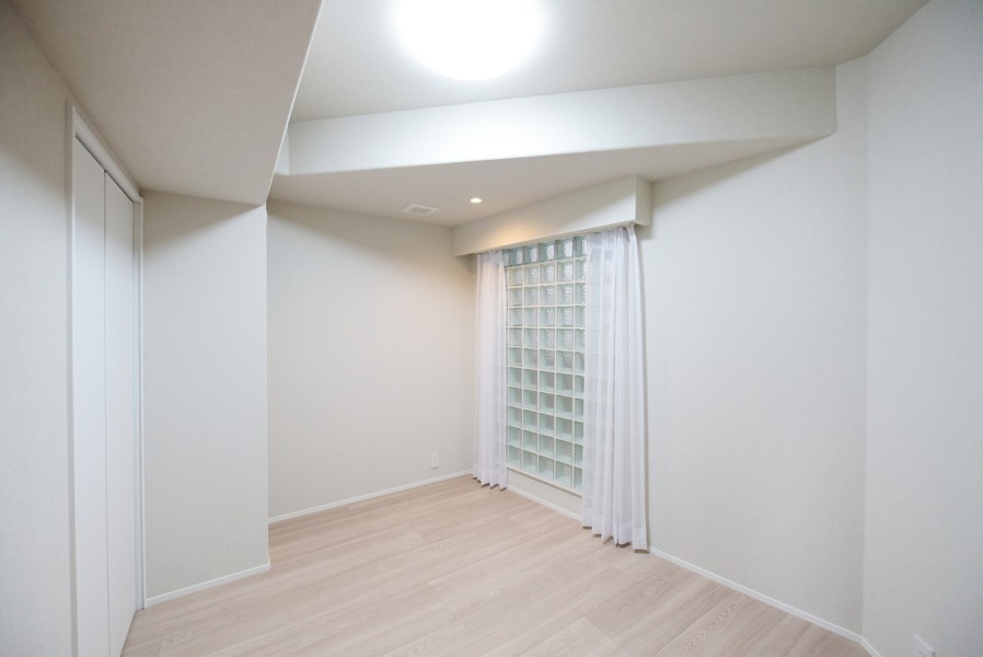 関横のサービスルーム（約4.3帖）はたっぷりとお荷物や思い出を収納しておける便利なスペースです。季節ものの衣類や家電などのかさばる物も入れられるので、各居室はお部屋の広さを有効活用出来ます。