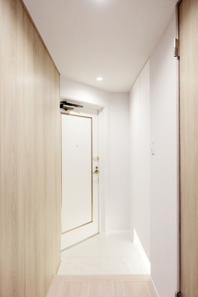 ホワイトの玄関扉が印象的な玄関スペースです。人感センサーライトを設置していますので、遅い時間のご帰宅や手が塞がっている時も自動点灯なので安心です。