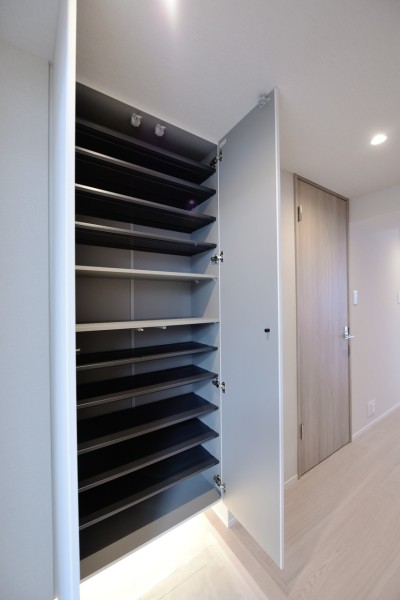 玄関収納は家族の靴がたっぷり収納出来る大容量のものを設置致しました。フットライトが優しく足元を照らし、気持ちよく家族やゲストを迎えてくれます。