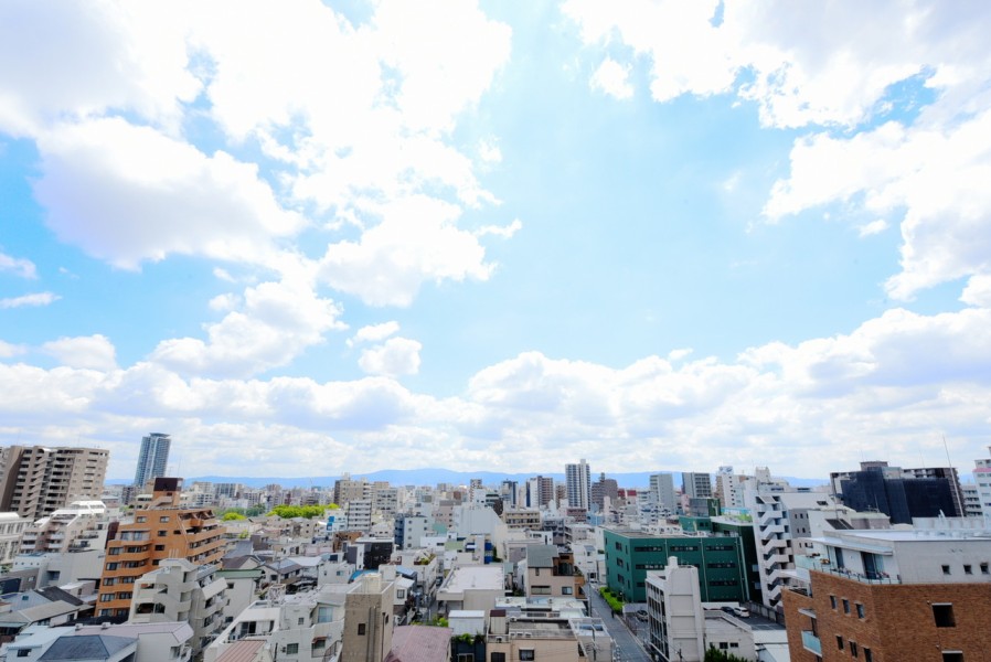 10階部分で前面を遮る建物もなく、大きな空と遠くの街並みを見渡すことができる眺望が魅力的です。時間と共に変化していく空の様子を眺めながら、伸びをしたくなるような場所です。