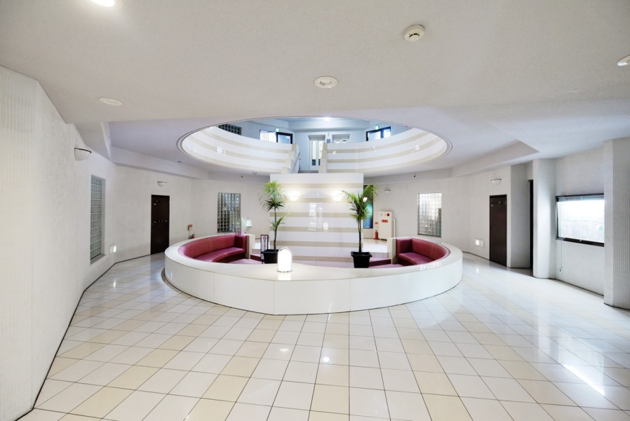 上階まで続く丸い吹抜けが印象的なエントランスです。吹抜けを囲むようにお部屋が配置されています。外観も見る場所や角度によって変化に富んだ様々な表情を見せてくれます。