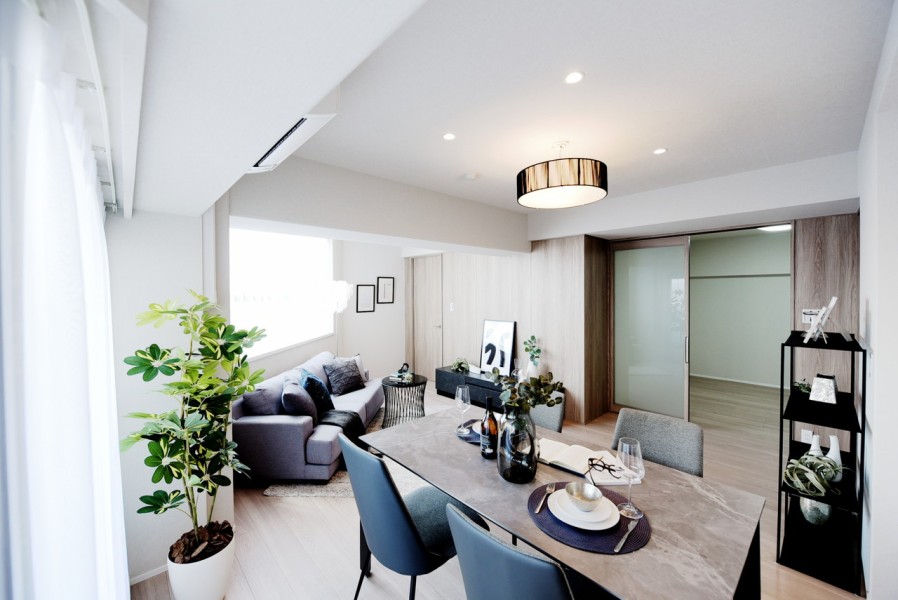 ピクチャーレールを設置しましたので、お好みのグリーンやアートでお部屋を飾ることができます。リビングの壁に建具と同一の化粧板を貼り、内装にさらに統一感を持たせています。