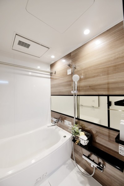 汚れが付きにくくお掃除しやすい素材を採用しており、毎日のお手入れも楽々です。魔法びん浴槽採用でお湯も冷めにくくエコです。ゆったり体を預けられる浴槽で、日々の疲れも癒せます。