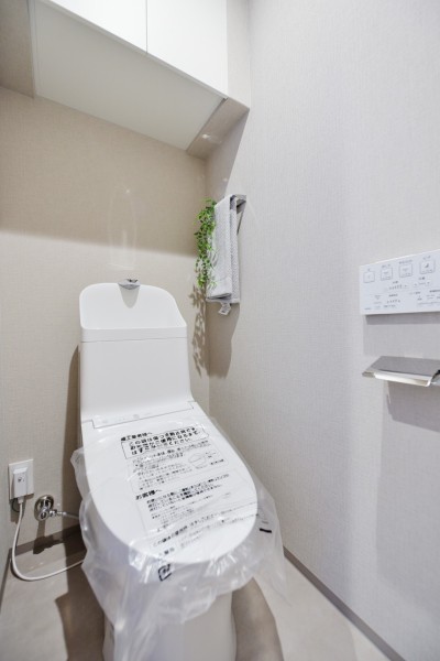 TOTO製ウォシュレット一体型のトイレ新規交換しました。お手入れしやすい機能を搭載しており、お掃除もらくらく、綺麗な空間を保てます。吊戸棚があり、小物もしっかり収納出来ます。