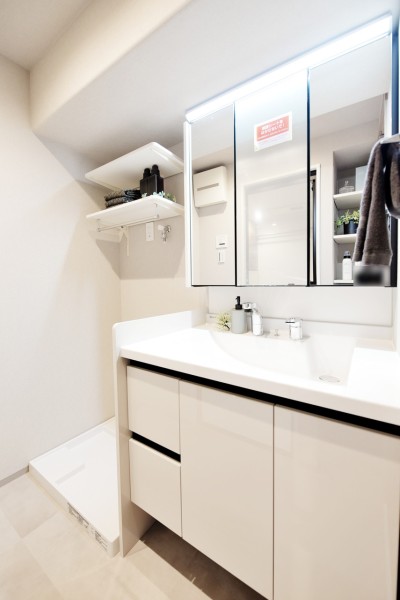 三面鏡裏にキャビネットと、大容量の収納を備えた洗面台です。タッチレススイッチ採用で手を触れずに点灯できるので、手が濡れている時も便利にお使い頂けます。