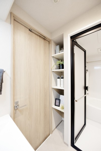 洗面室には高さが調整可能な収納棚を備え付けました。リネン類やタオル、洗剤やシャンプー類などの保管にも便利で、いつもきれいに整頓された空間を保つことができます。