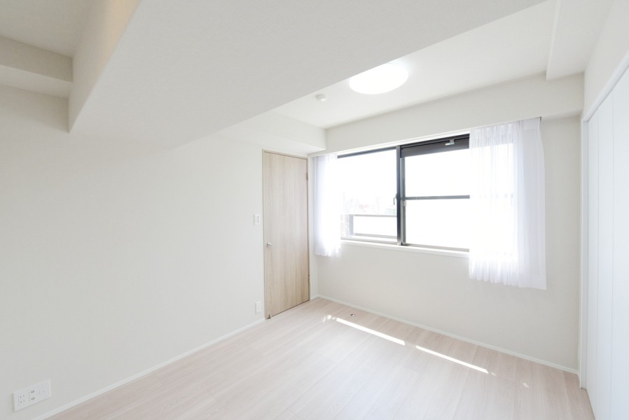 洋室1（約6.1帖）はバルコニーに面し、明るい光と優しい風が通るお部屋です。凹凸がなく形の整ったお部屋なので、家具の配置もしやすく、主寝室におすすめです。