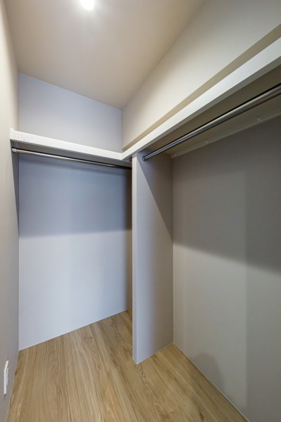 洋室1のウォークインクローゼットです。かさばりやすいアウターやオフシーズンの家電など、たっぷり収納できそうです。