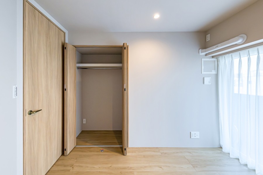 洋室2は、書斎などにちょうど良いサイズのお部屋です。クローゼットがついていますので、お部屋をスッキリとお使いいただけます。