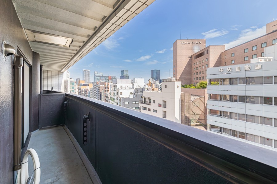 南向き、全居室に面したバルコニーです。窓はインナーサッシを採用、冬は断熱効果、夏は冷房で冷やした空気を室内にとどめ快適に過ごせます。