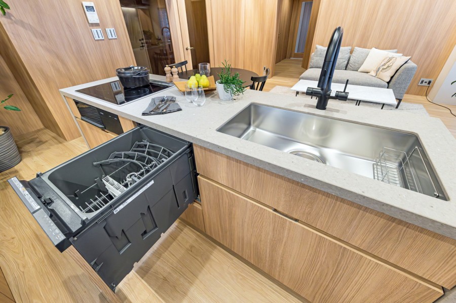 ◆食器洗浄乾燥機◆家事の時間を短縮できる優れもの。さらに節水・節約を同時に行うことができるので、大変人気があり重宝します。