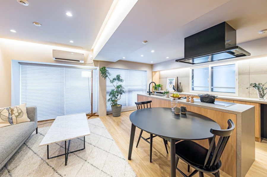 約15.6帖の広々LDKには穏やかな時間が流れ、大きな窓からたっぷりの自然光が振り注ぎます。心地よい時間が流れ、明日への活力を養うことができる居心地の良いお部屋です。