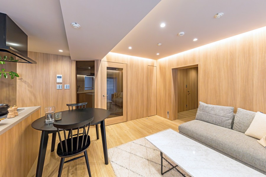 リュクスな暮らしが叶うリビングは木の温もりと上質感を味わえるお部屋です。こだわりを重ねたユナイテッドアローズ社プロデュースの内装は、拡張高さをもたらします。